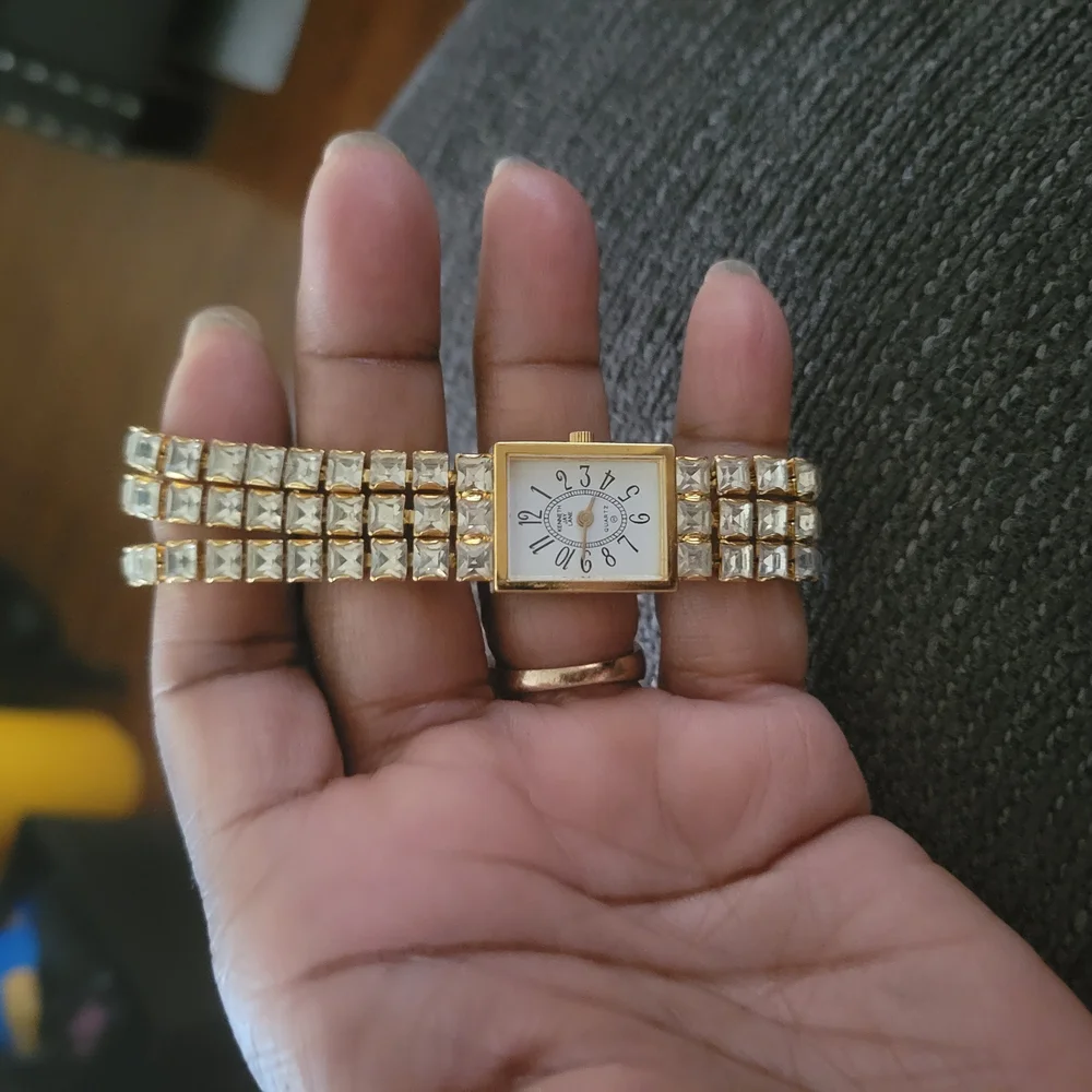 Elegant Gold Women's Watch - Picture 5 of 6
